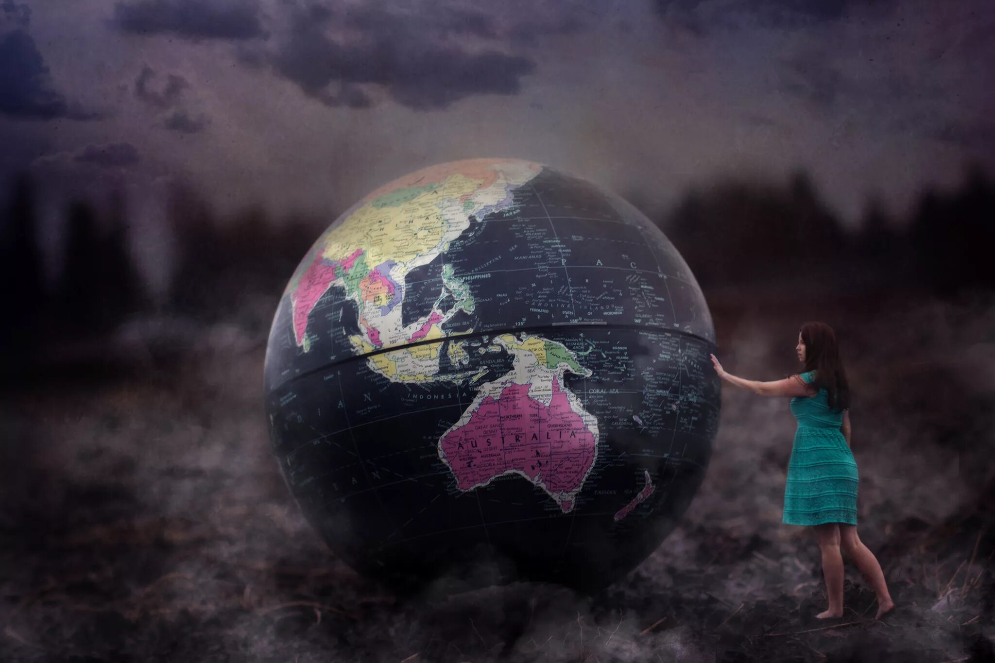 Земля большая потому что. Человек с глобусом. Земной шар. Девочка с глобусом. Фотосессия с глобусом.