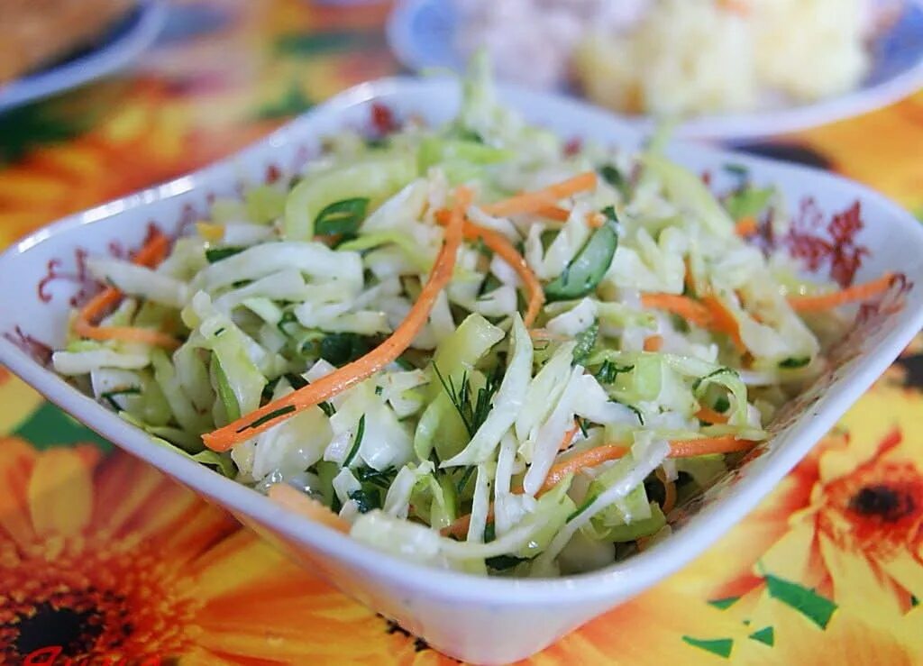 Салат капуста с огурцом рецепт с маслом. Салат пекинская капуста, морковь, огурец. Салат из пекинской капусты с огурцом морковкой и луком. Салат с капустой и морковью. Салат из капусты моркови и огурцов.