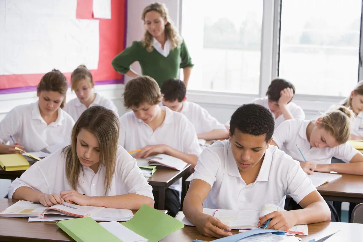 The school has many students. Для учеников средней и старшей школы. Педагог со старшеклассниками. Старшеклассники в школе. Учитель и старшеклассники.