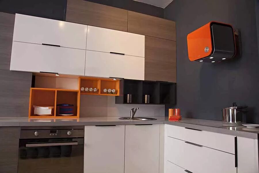 Кухонный гарнитур с открытыми полками. Торец кухни. Кухня со стеклянным пеналом. Кухня с боковыми полками. Современные кухонные ручки.