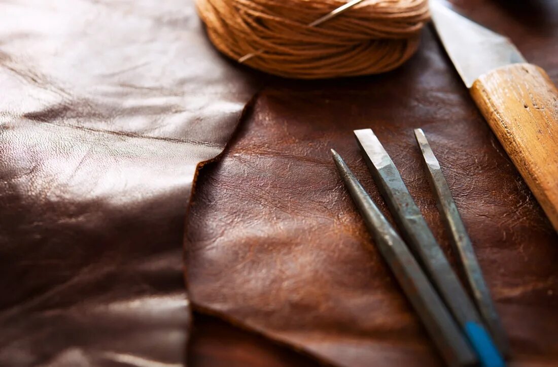 Кожевник сайт. Кожевник сайт. Мастер кожевник. Кожаные изделия баннер. The leather craftsman.
