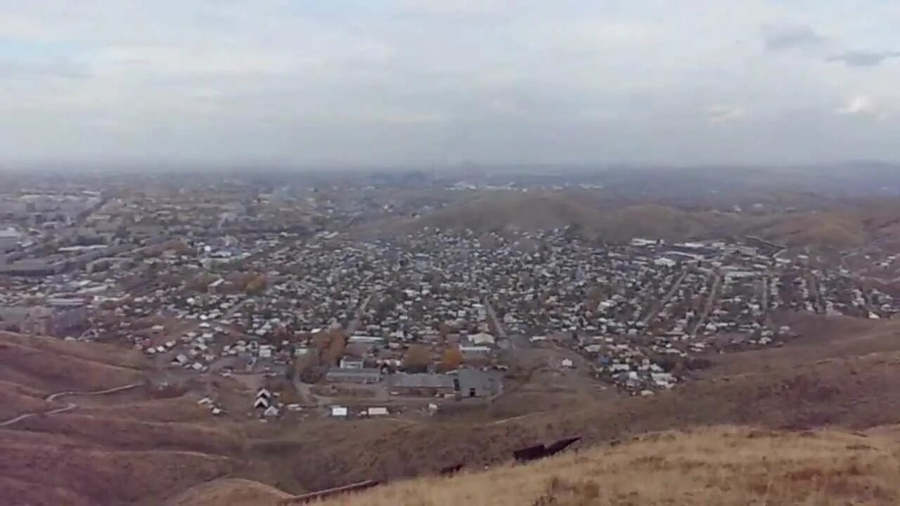 Казахстан город усть-каменогорск. Восточный казахстан усть-каменогорск. Усть-каменогорск горы. Ауэзов казахстан посёлок. Усть-каменогорск.