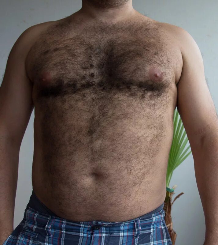 очень волосатый мужчина. волосатый мужской пупок. большой волосатый живот. мужской волосатый живот.