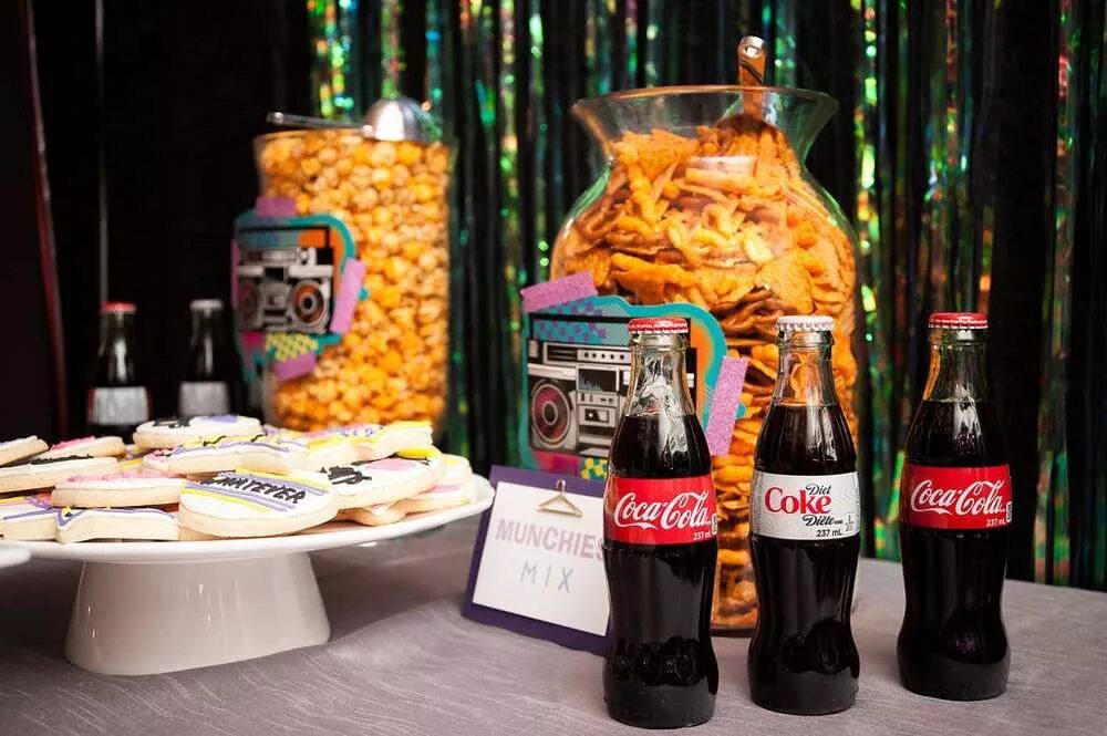 Вечеринка 90 х меню. Меню на день рождения в стиле 90-х. Еда на вечеринку в стиле 90-х. Вечеринка 90 х меню. Вечеринка 90 х меню.