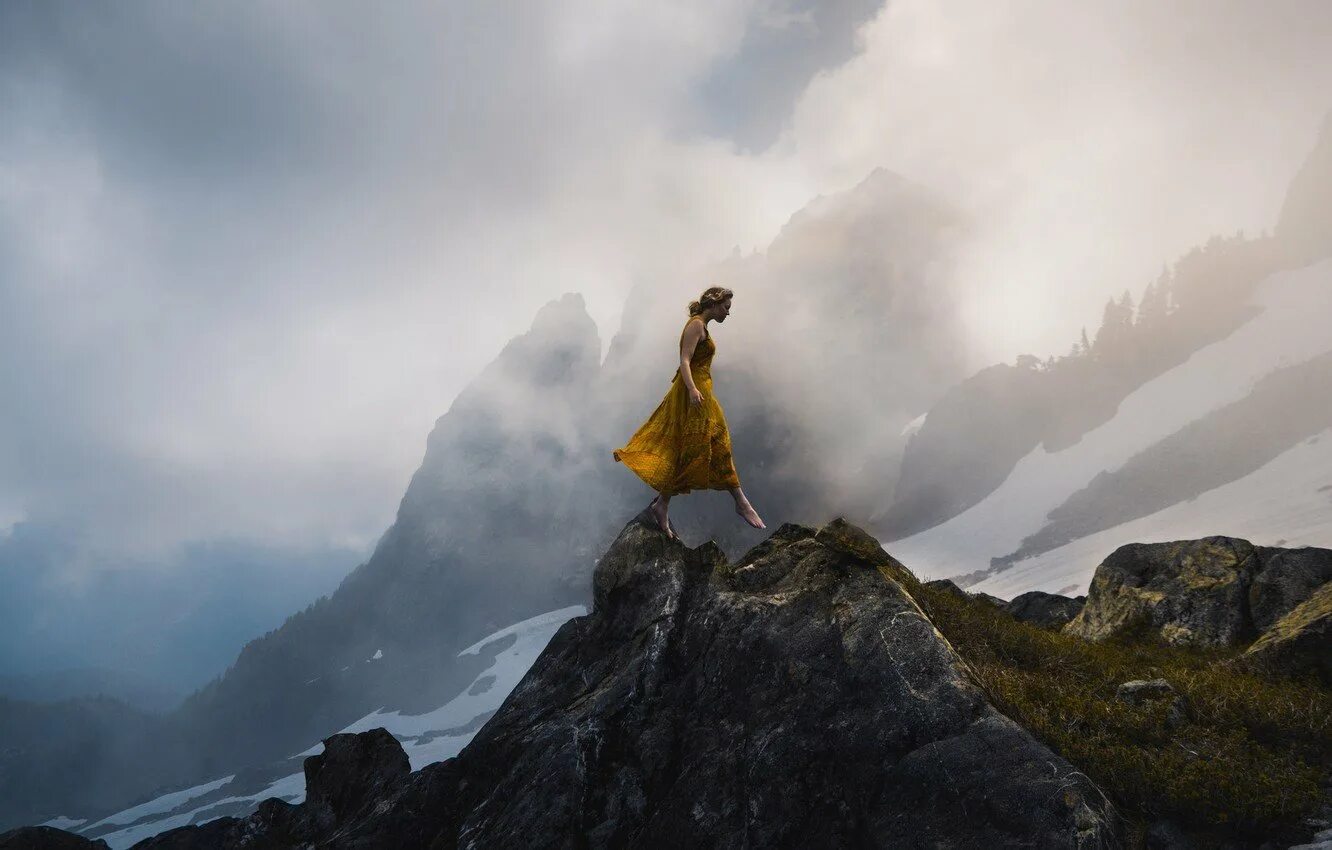 Шагающий по ветру. Женщина на вершине горы. Вершина горы. Девушка в горах. Фотосессия в горах.