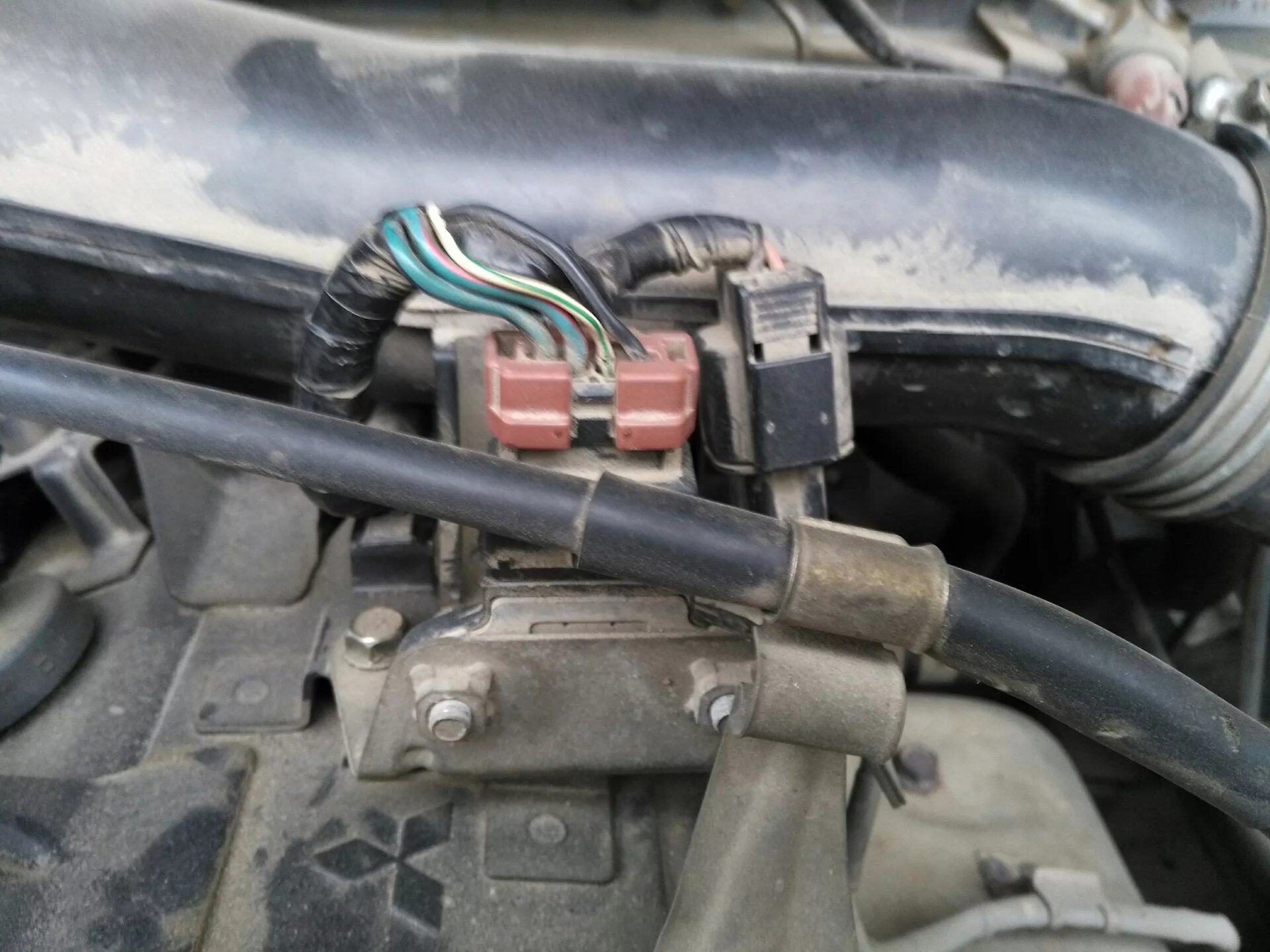 Не работает датчик тахометра. Датчик тахометр на двигателе 4gh1. Паджеро 1993 датчик тахометра. Тахометр на тд27. Не работает датчик тахометра.