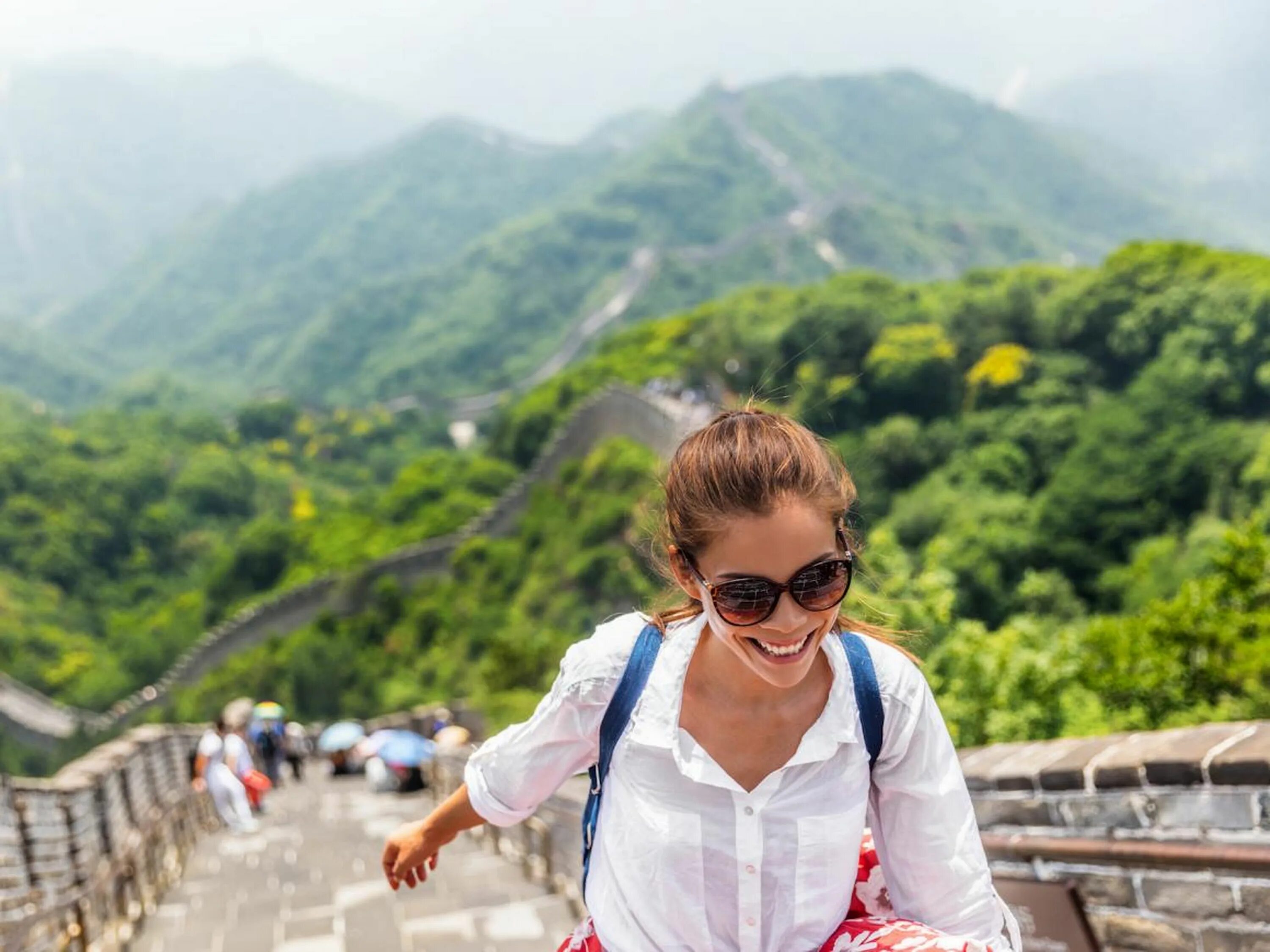 True tourist. Девушка путешествует. Женщина зв путешествии. Туристы в Китае. Путешествие в Китай.