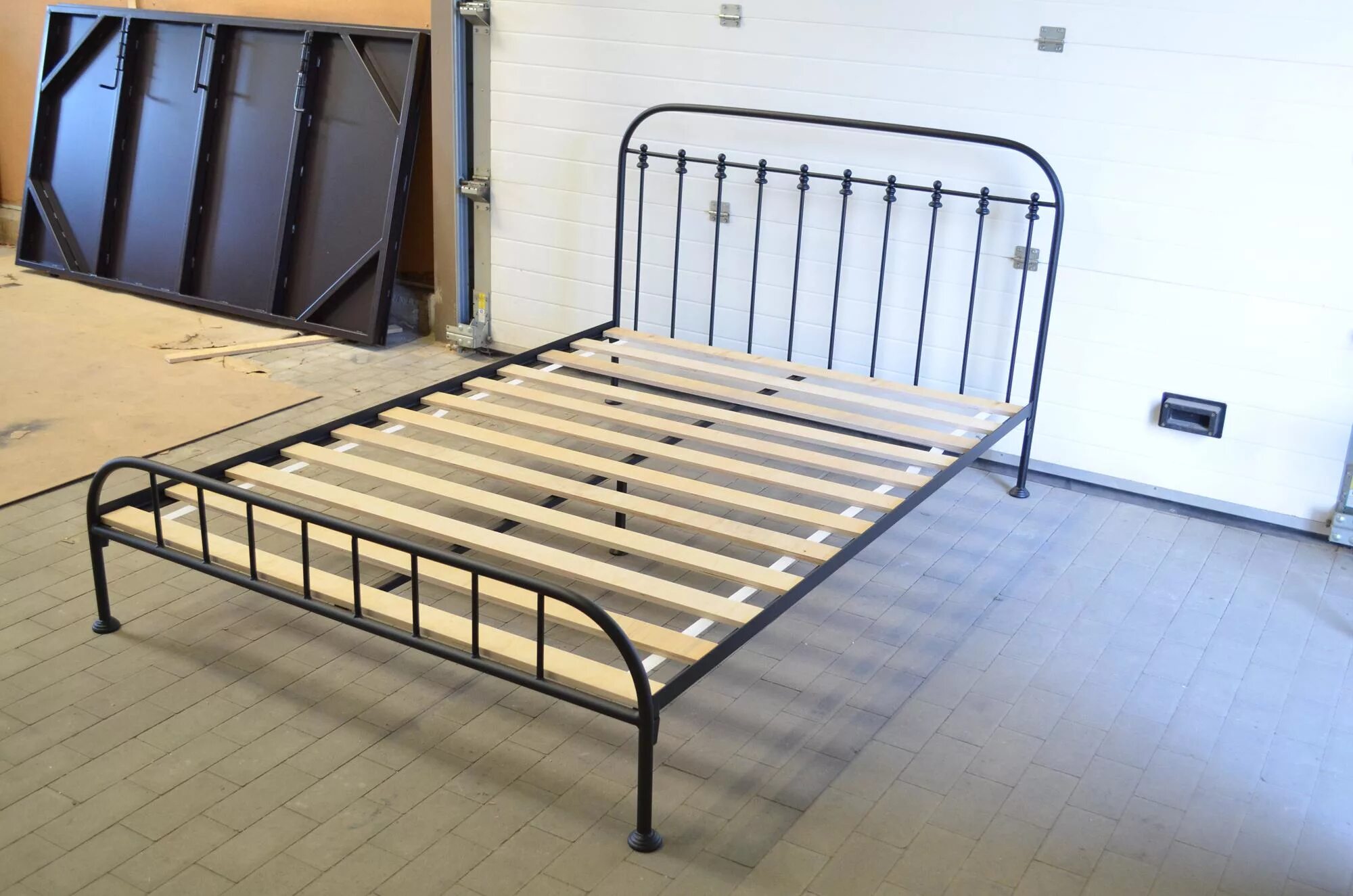 Куплю кровать металлическую 200 200. Железная кровать. Железная кровать двуспальная. Кровать из металла. Кровать на металлокаркасе.