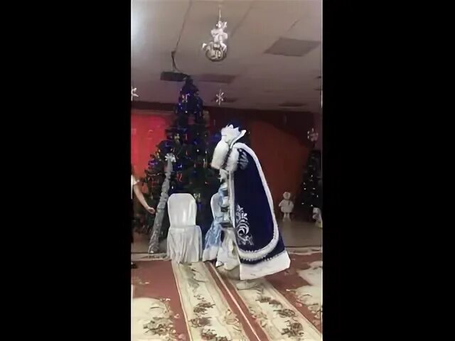 Слышишь кто то кинамиспешит по лесенки. Слышишь ктото идет. Слушать слышишь кто то. Песня вновь снежинок хоровод закружит на улице. Слушать слышишь кто то.