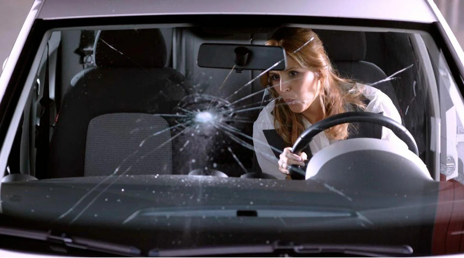 Автостекла рядом со мной. Автомобильные стекла. Треснуло лобовое стекло. Лобовое стекло машины. Треснувшее автомобильное стекло.