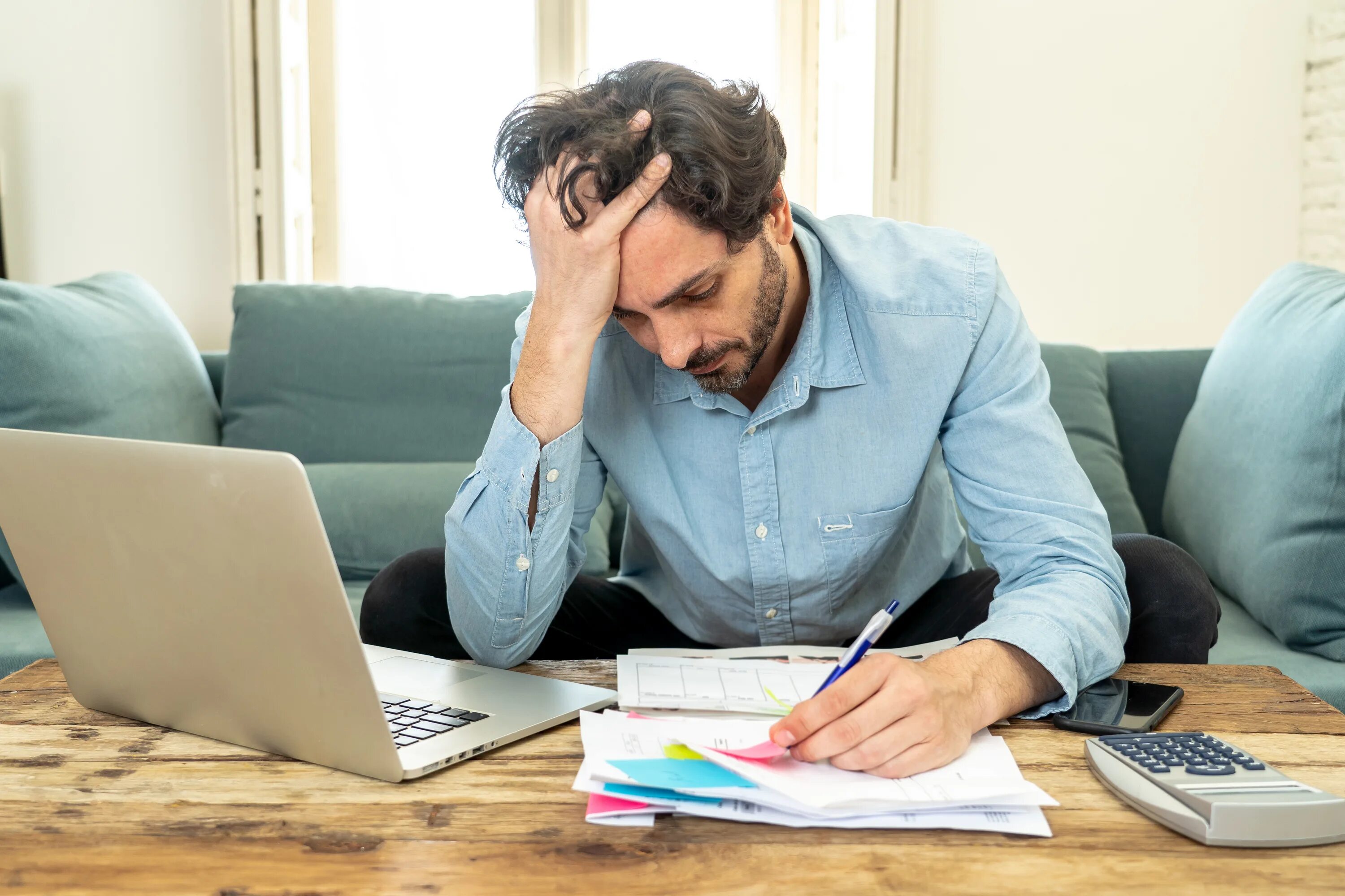 Женщина на приеме у психолога. Женщина в панике. Мужчина в стрессе. Женщина в раздумьях. Боль студента.