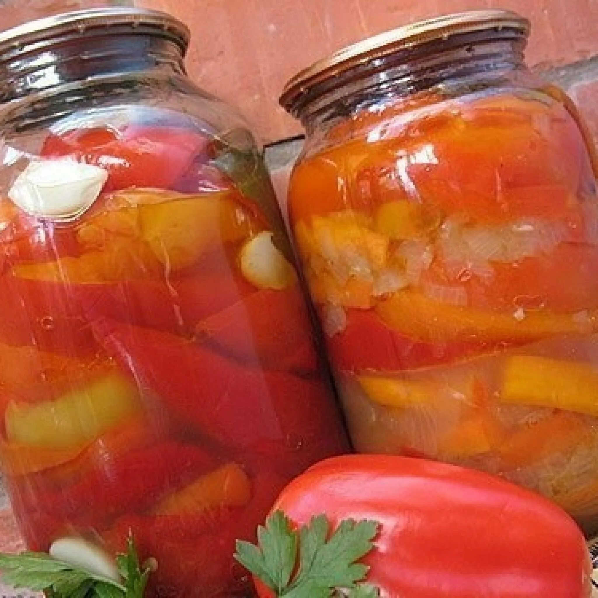 Маринованные перцы с чесноком на зиму. Перец дольками на зиму. перец в масле на зиму. перец болгарский на зиму в масле. закатка с перцем.