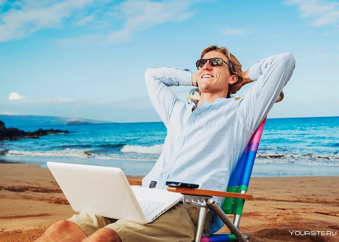 Человек отдыхает. Шезлонг на пляже. Человек на удаленке. С ноутом на пляже. Шезлонг на море.