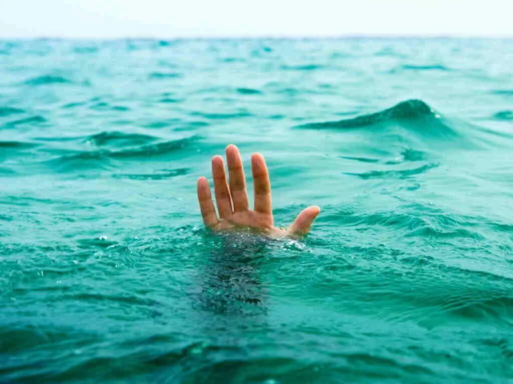 Тонущий человек. Тонущий человек под водой. Человек тонет в воде. Человек тонет в море. Страх утонуть