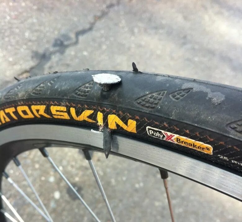 Сдувается колесо велосипеда. Shimano r500 покрышки велосипедные. колеса шоссейные shimano r500. прокол колеса велосипеда. спущенное колесо велосипедное.