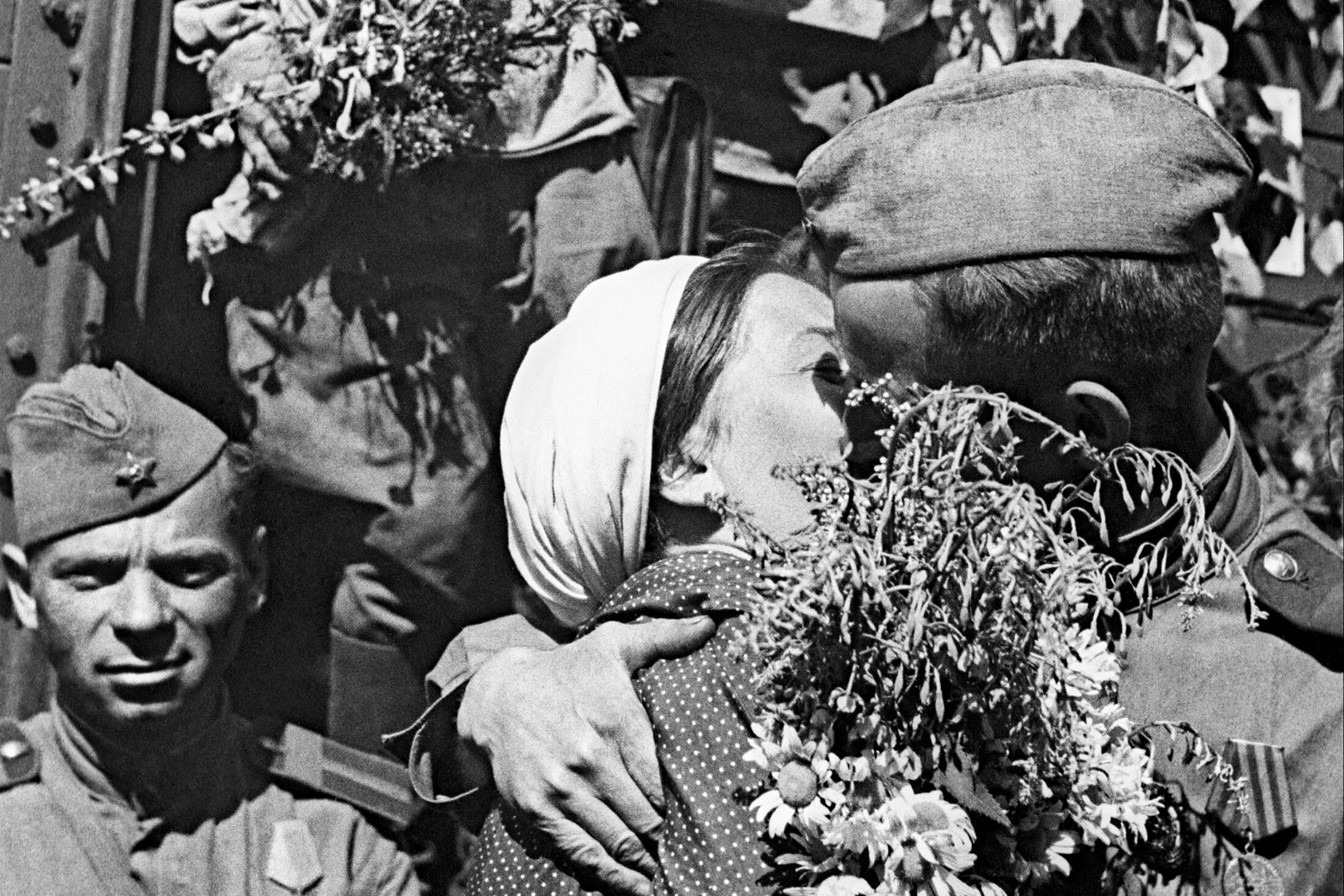 Фронт 1 мая. Кадры Победы 1945. Победа в Великой Отечественной войне 1941-1945. 1945 Победа в Великой Отечественной войне. Встреча советских солдат освободителей 1943.