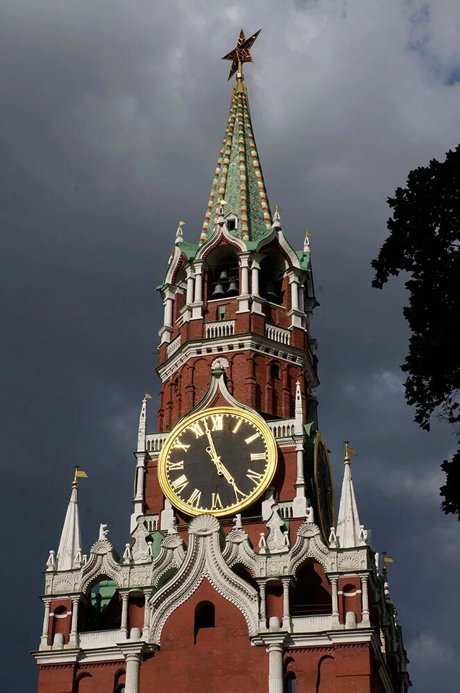 Куранты на Спасской башне Московского Кремля. Часы Спасской башни Московского Кремля. Часы-куранты на Спасской башне Московского Кремля в Москве. Часы Спасская башня Московского Кремля. Башен московского кремля установлены куранты