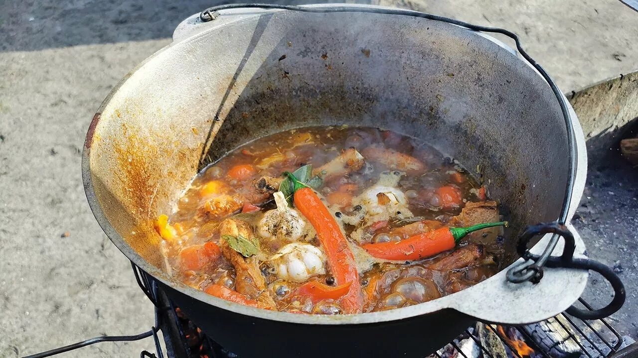 Жаркое в казане на костре. Свинина в казане на костре. Мясо с овощами в казане на костре. Картошка со свининой в казане на костре. Рецепты приготовления свинины в казане