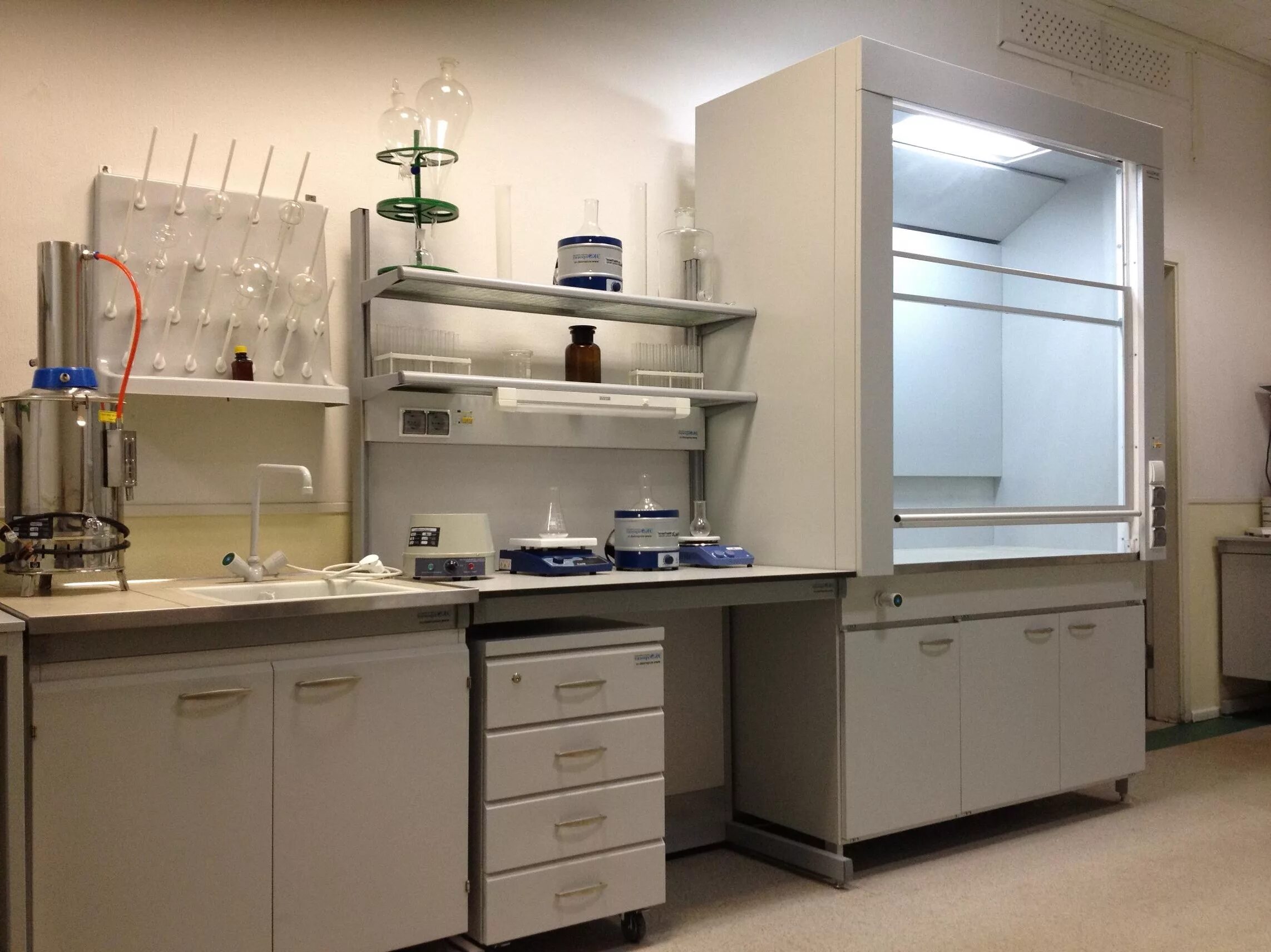 Мебель для химической лаборатории. Лабораторная мебель лоип. Мебель для химической лаборатории. Лабораторная мебель в школе. Лабораторная мебель хеликон.