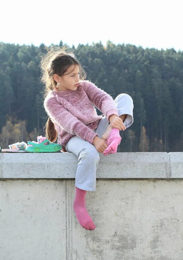 Девочки цыпочки. Девушка в розовых носках. Маленькая девочка в носочках. Девочка в носках 12 лет. Девочки 10 лет в носочках.