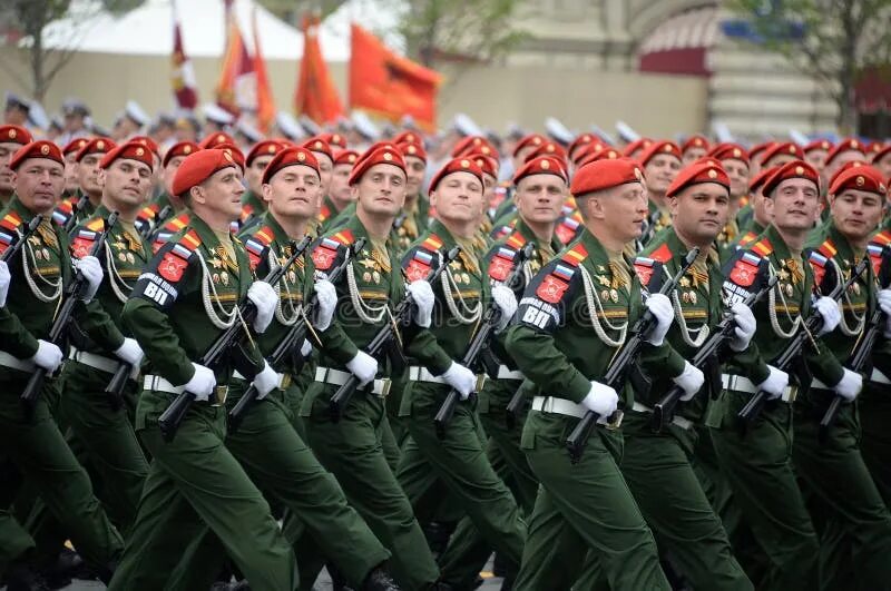 Часть войск идущая впереди. На параде с красными накидками.