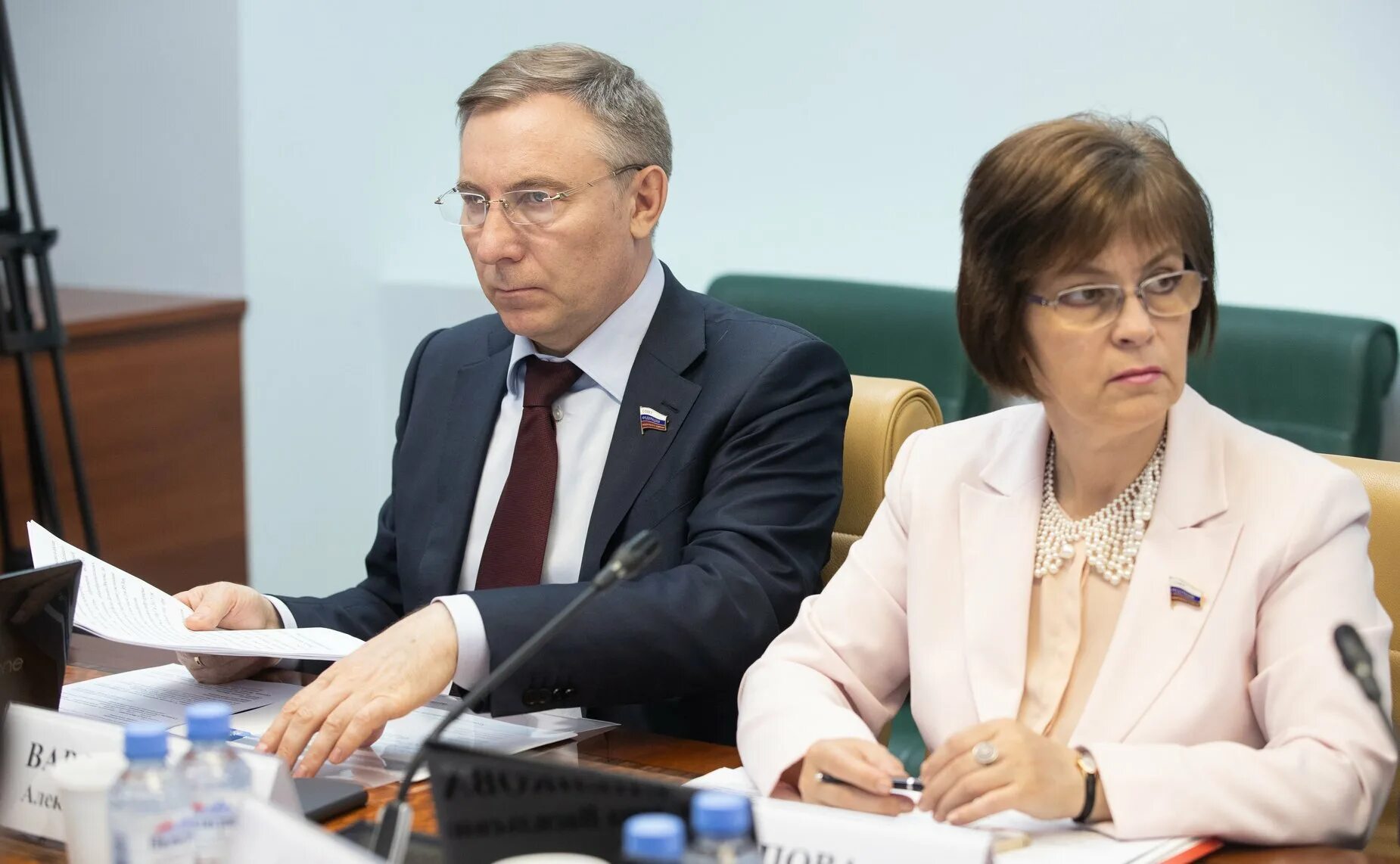 с участием представителей