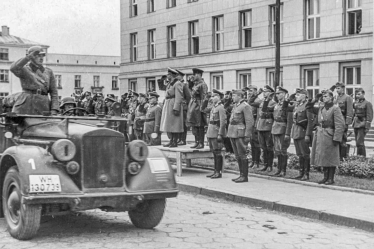 Парад немецких войск. Парад вермахта и РККА В Бресте 1939. Парад в Бресте 1939 Кривошеин и Гудериан. Совместный парад вермахта и красной армии в Бресте. Парад советских и немецких войск в Бресте в 1939 году.