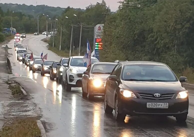 Машина с российским флагом. Автопробег в поддержку России. Автопробег в поддержку сво Чебоксары. Узбекистан флаг на автомобилях. Россия проводит сво