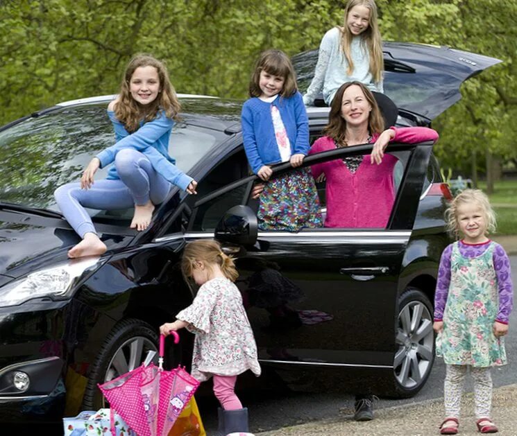 Машина для семьи с 3 детьми. Транспортный налог для многодетных. Машина для многодетных. Автомобиль для многодетной семьи.