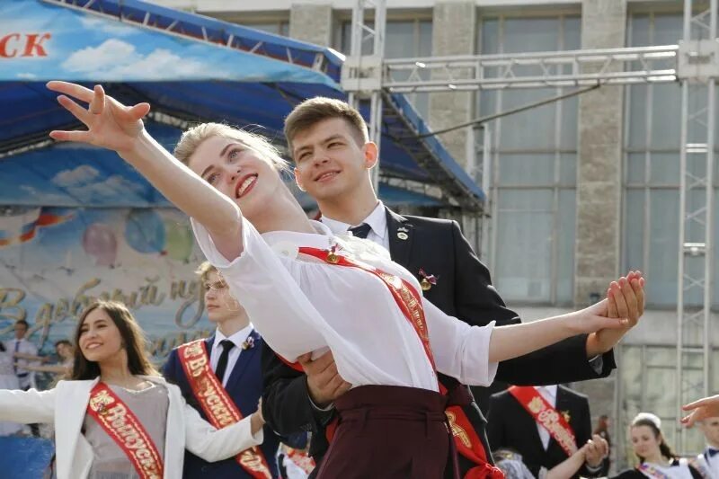 Последний звонок выпускник 2020. Северодвинск последний звонок. Последний звонок в парке. Северодвинск школа 2 последний звонок.