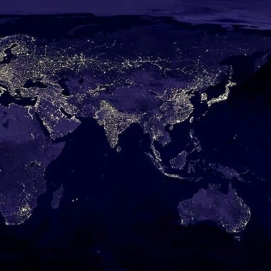 Окр мир ночью. Земля из космоса. Планета ночью из космоса. Снимок земли из космоса. Мир из космоса ночью.