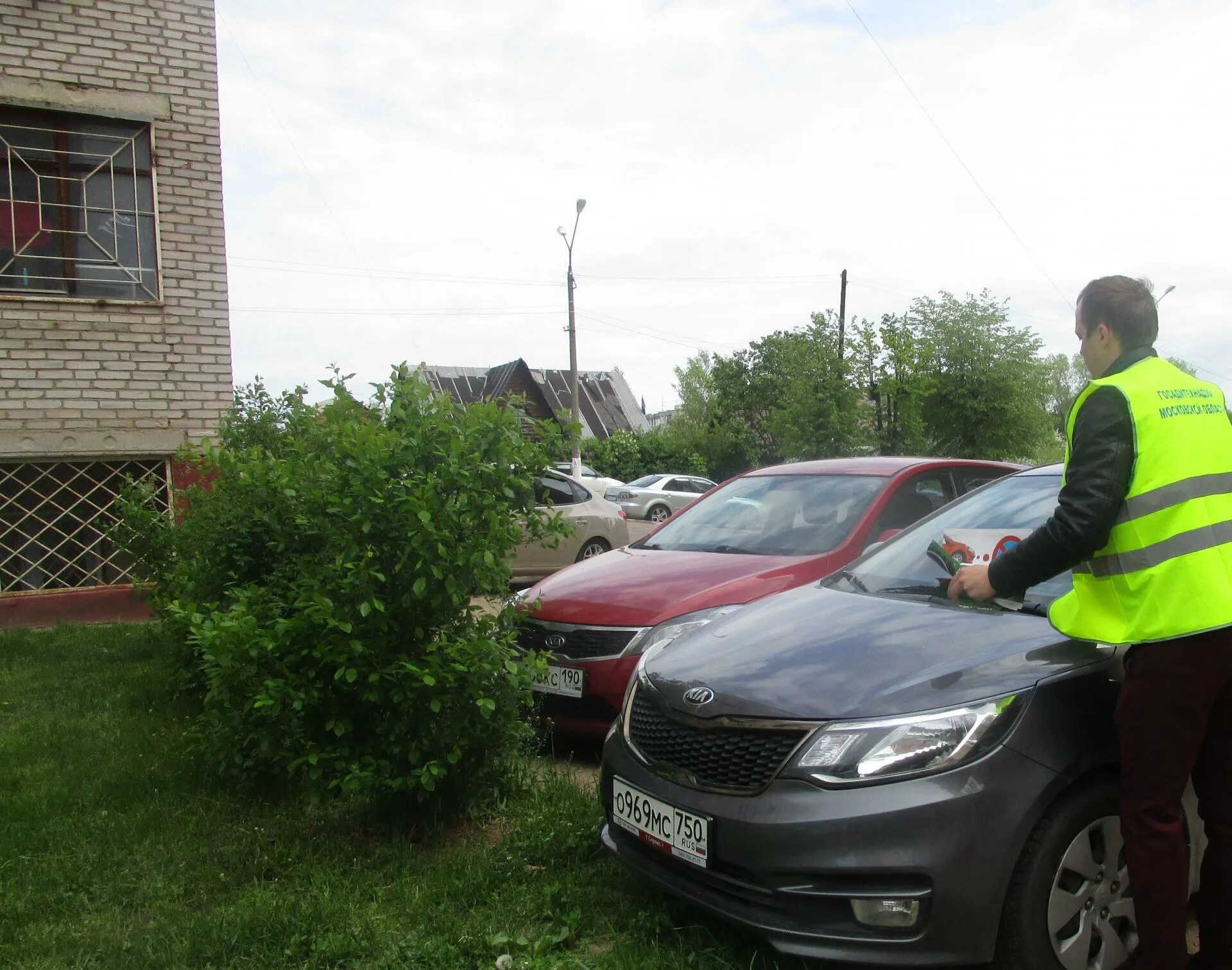 Авто на газоне штраф. Парковка на газоне. Наказание за парковку на газоне. Штраф за газон. Штраф за газон парковка