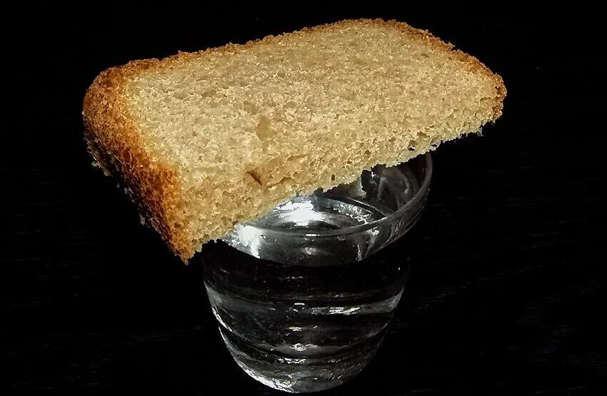 Воды и хлеба дай. Стакан с хлебом. Стопка с хлебом.