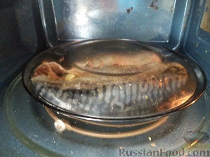 Разморозить рыбу быстро в микроволновке. Рыба в микроволновке. скумбрия в микроволновке. скумбрия с картошкой в микроволновке. скумбрия с лимоном в микроволновке.