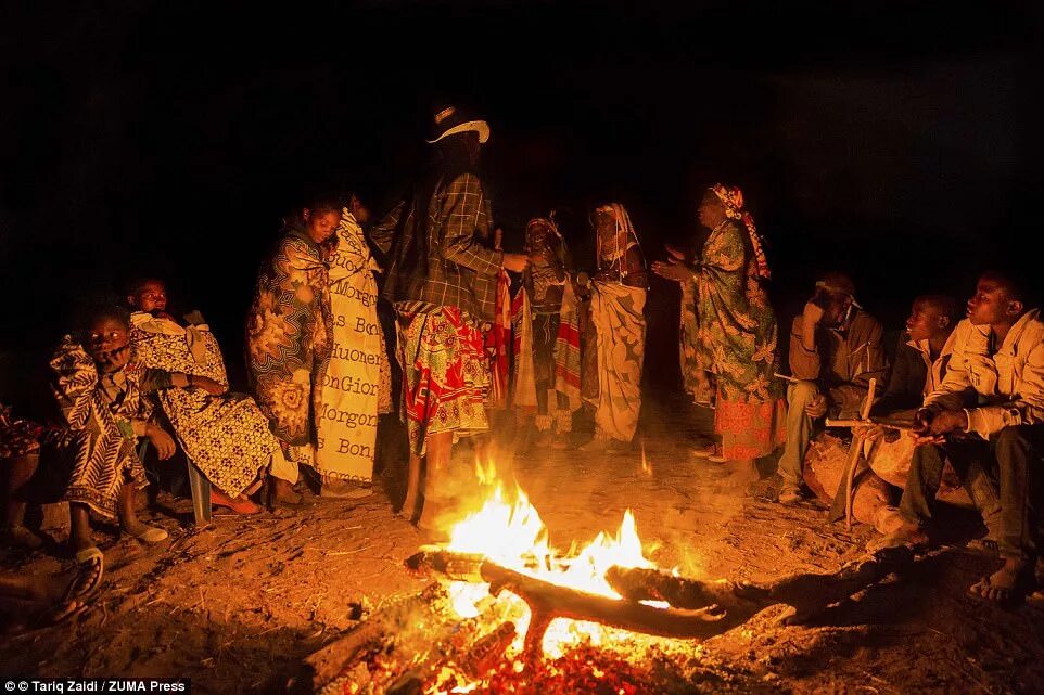 Племя у костра. Африканское племя возле костра. Костровище племя.