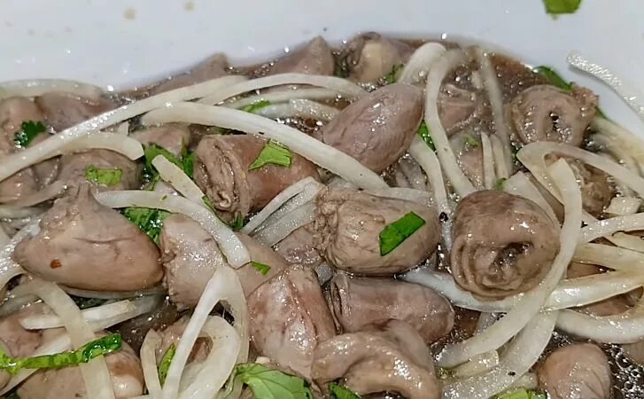Маринованные куриные сердечки рецепт. Курица с маринованным луком. куриные сердечки по вьетнамски. маринованные грибы с луком и маслом синяя ножка. мариновые грибы рб фото.
