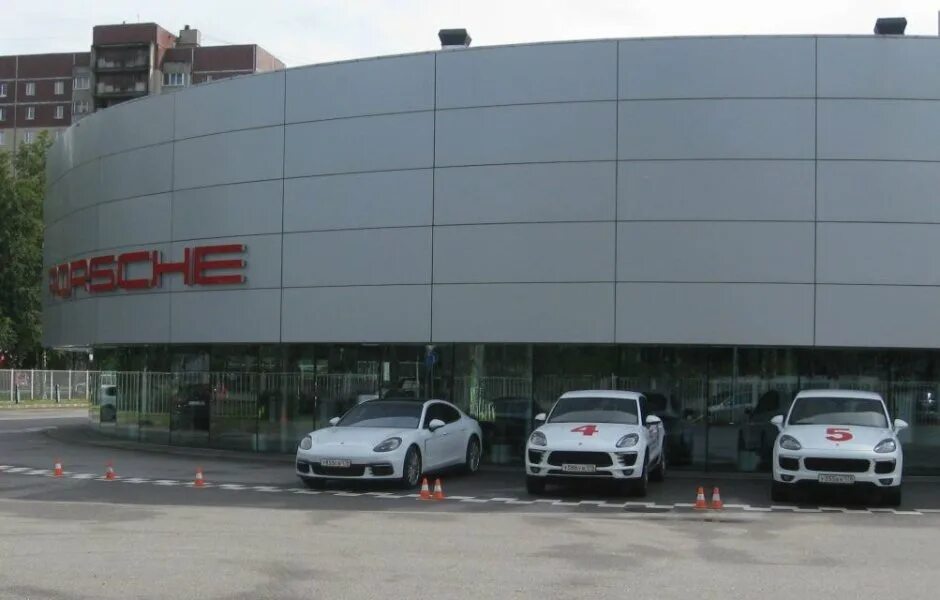 Санкт-петербург автосалон лексус. Тойота центр приморский в санкт-петербурге в 2012 году. Тонировка автомобиля на приморском районе. Дакар казань автосалон. Тойота центр приморский.