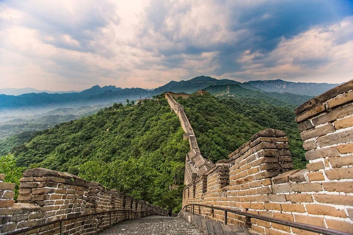 Сколько лет великий стене. Великая китайская стена. Великая китайская стена глинобитная. Великая китайская стена в Тибете. Высота Великой китайской стены.