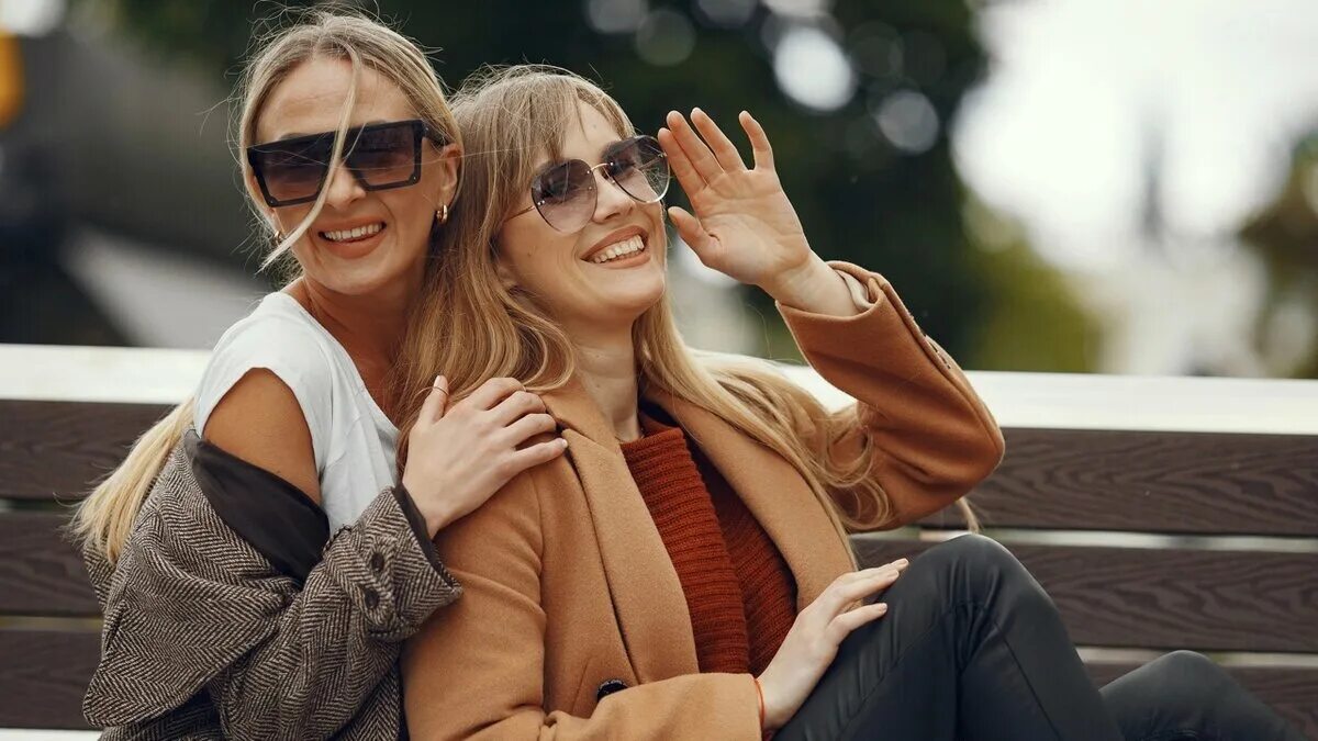 Две подруги на стиле в очках. Консультант по косметике. Две подруги. Лучшие подруги. Подруги предложили.