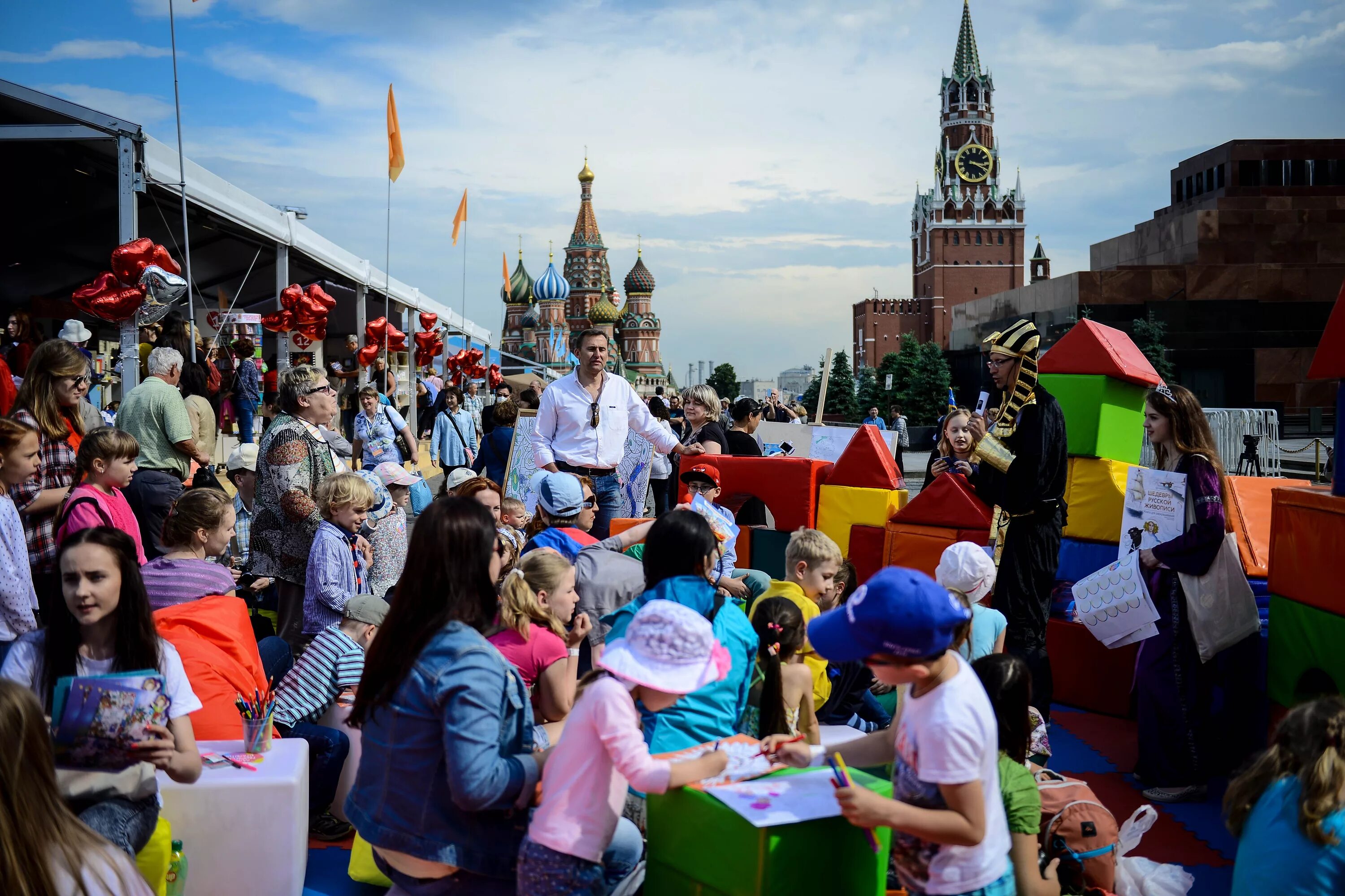 Сегодня на красной площади мероприятия в москве. Массовые мероприятия. Массовые гуляния в Москве. Массовые мероприятия в Москве. Красная площадь мероприятия.