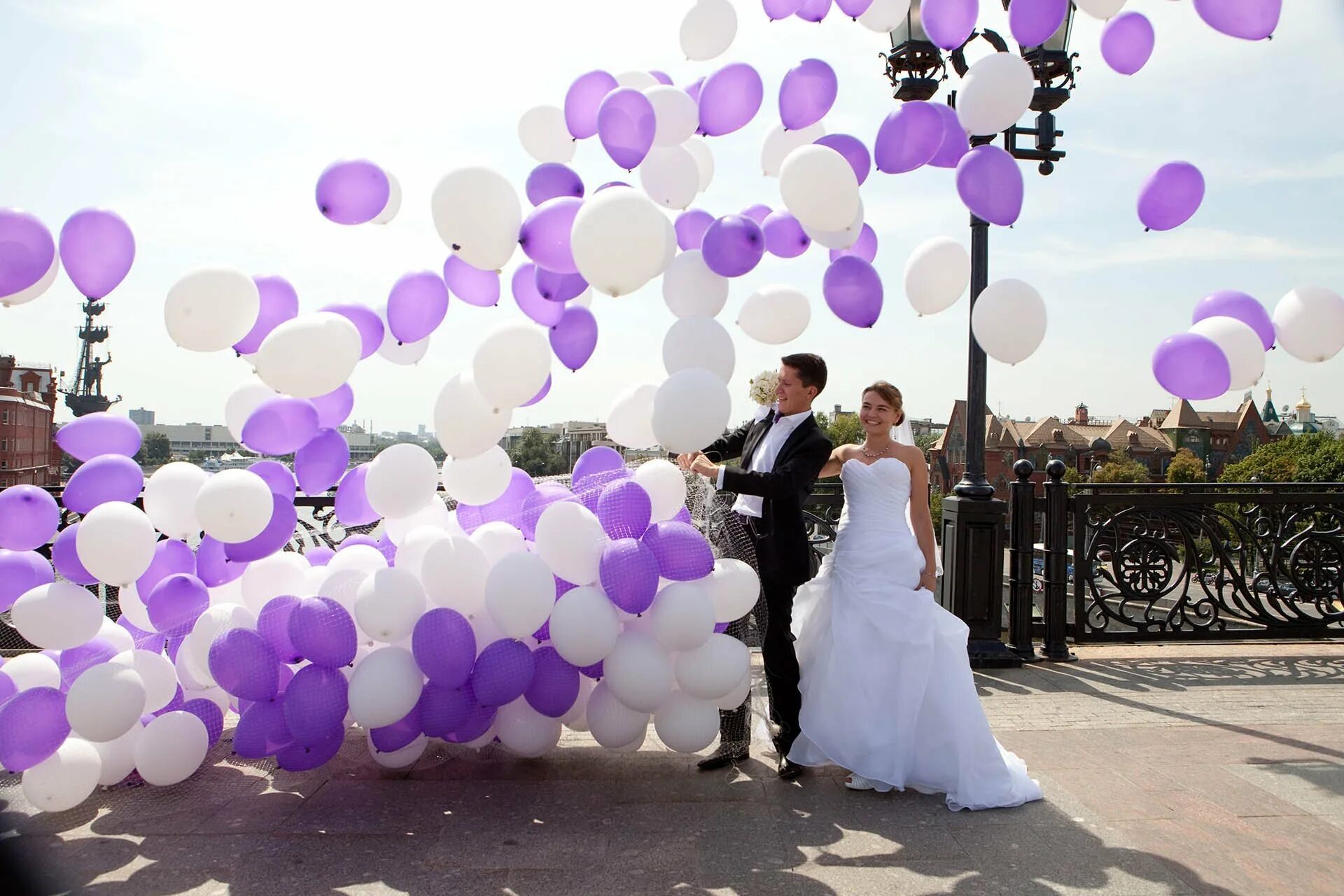 Выпускать в небо воздушные шары с гелием. Свадьба с шарами. Воздушные шары на свадьбу. Шары в небо на свадьбу. Украшения на свадьбу.