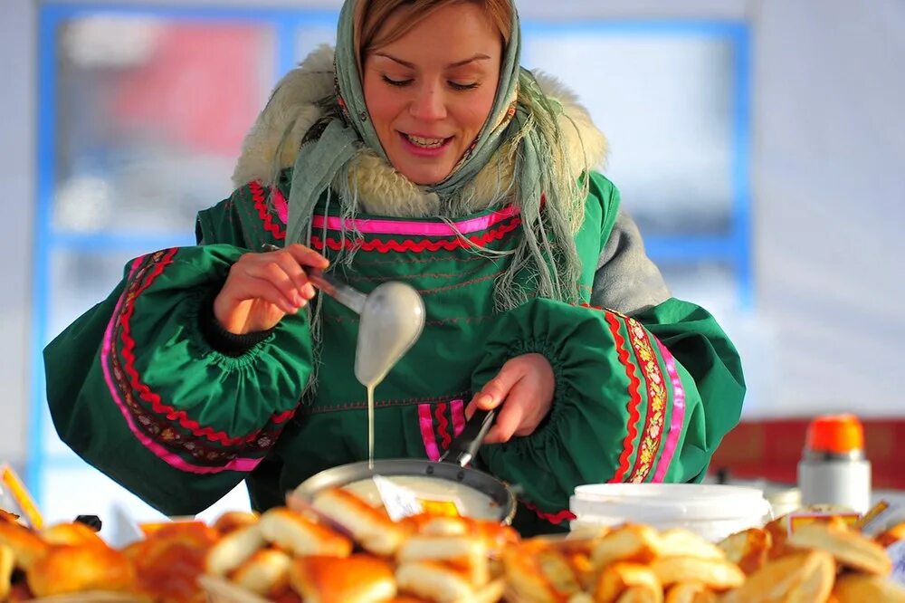 блины. девочка ест снег. питание зимой. девочка ест снег. худеем зимой.