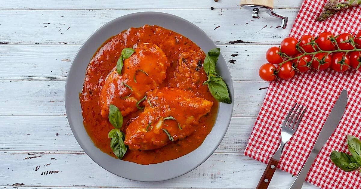 Грудка куриная в томатном соусе на сковороде. Курица в томатном соусе. филе в томатном соусе. куриная грудка в томатном соусе на сковороде. филе куриное с томатом.