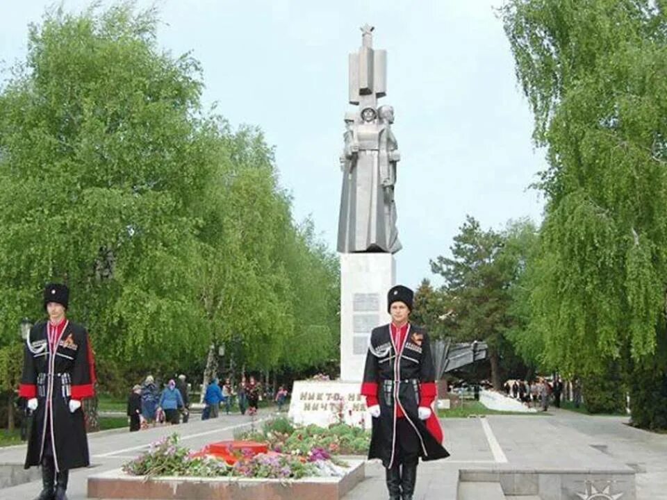 Станица Ленинградская Краснодарский край. Мемориальный комплекс в станице Ленинградской. Площадь станицы Ленинградской Краснодарского края. Краснодарский край Ленинградский район станица Ленинградская. Сайт ст ленинградской