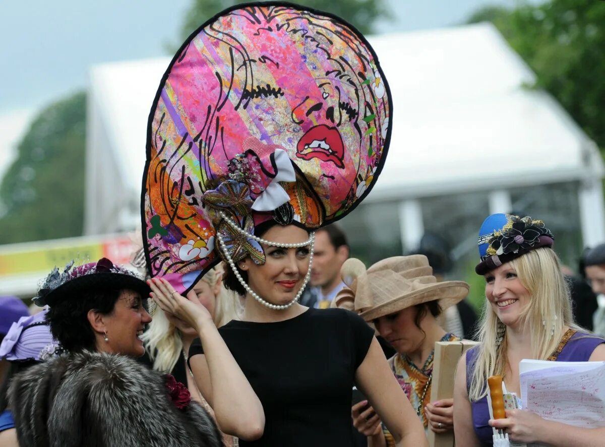 Royal Ascot Ladies’ Day шляпки. Royal Ascot Race. Роял аскот шляпы. Шляпы на королевских скачках Роял аскот. Шляпы сценарий