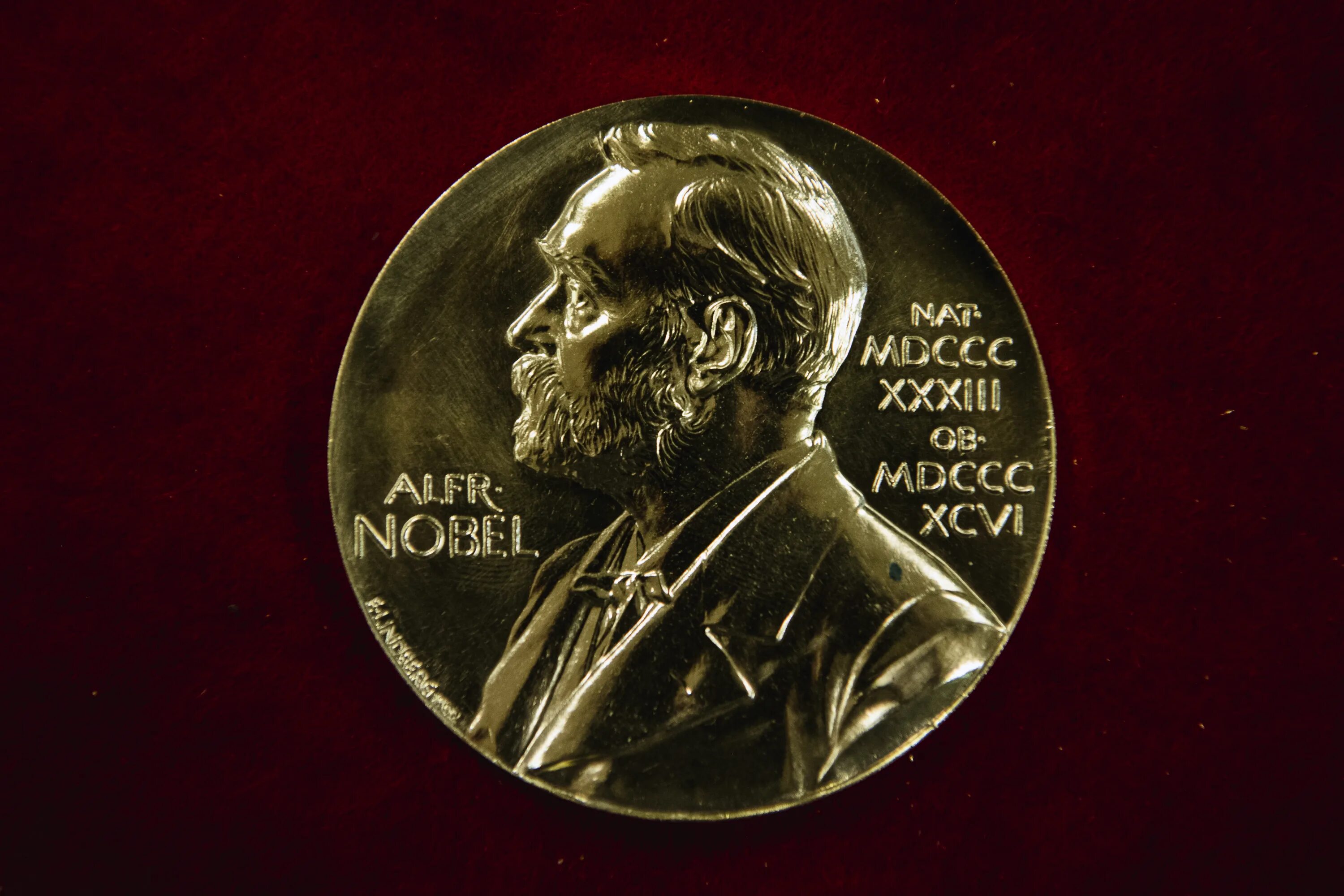 Медаль Нобеля по химии.