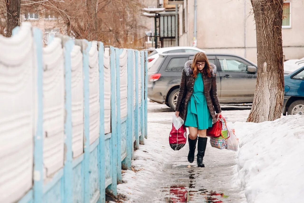 Мама пойдем на улицу. Девушка с тяжелыми сумками. Женщины зимой на улице. Зима улица женщины. Девушка зимой.