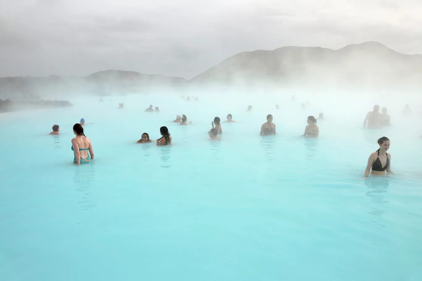Горячий источник озеро. Голубая Лагуна Исландия Гейзер. Исландия горячие источники голубая Лагуна. Геотермальное озеро голубая Лагуна. Чешме термальные источники.