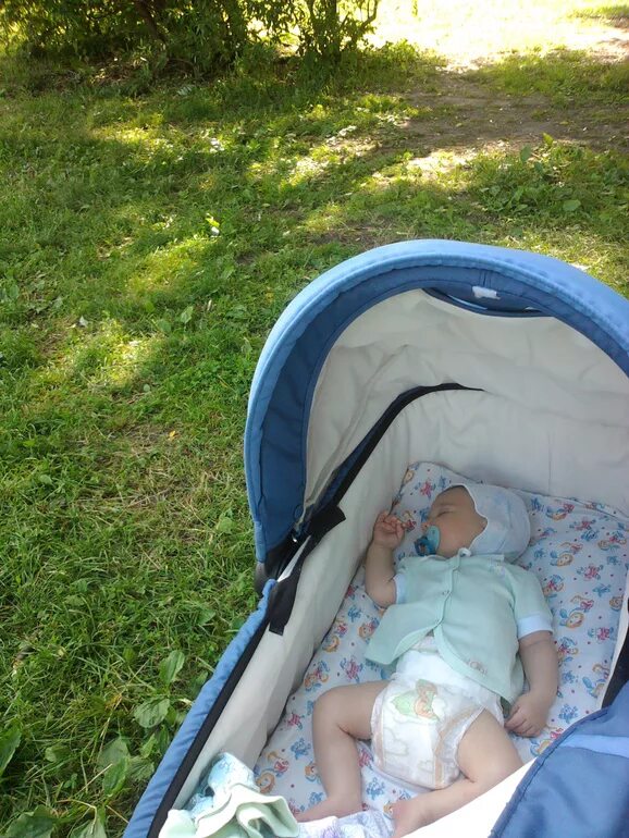 Ребенок в 3 месяца в коляске. Новорожденный на прогулке летом. Малыши летом в коляске. Коляска "малыш". Прогулочная для младенца.