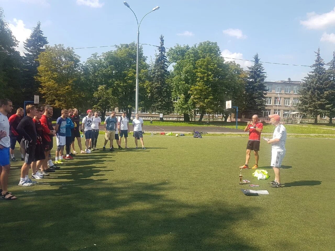 Футбол на школьном стадионе. Соревнования на школьном стадионе. Бутово футбол. Южном Бутово турнир по футболу. Спортивные соревнования на школьном стадионе